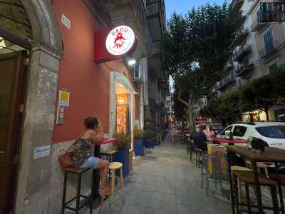 L�aspetto � semplice ma accogliente: qualche tavolino all�esterno...